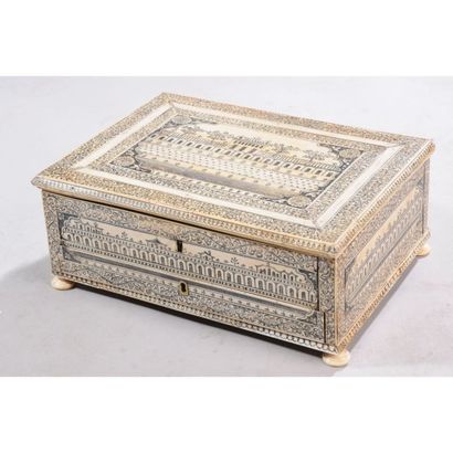 COFFRET ANGLO INDIEN plaqué d'ivoire de Vizagapatam....