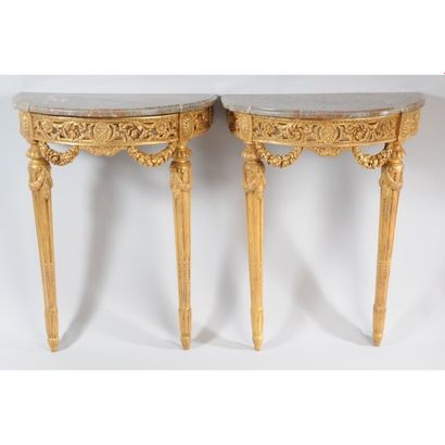 PAIRE DE PETITES CONSOLES LOUIS XVI de forme...