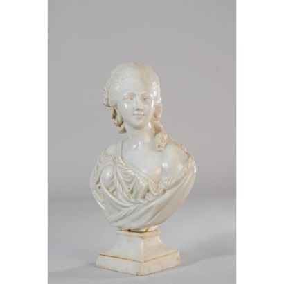 SUJET en marbre blanc représentant Marie-Antoinette...