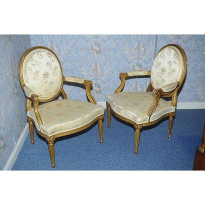 PAIRE DE FAUTEUILS LOUIS XVI en bois doré...