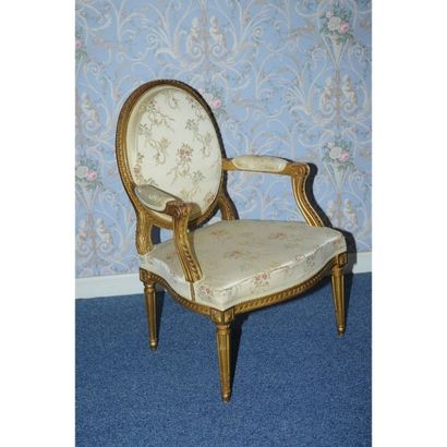 FAUTEUIL LOUIS XVI en bois doré à dossier...