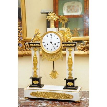 PENDULE PORTIQUE DIRECTOIRE en marbre blanc...