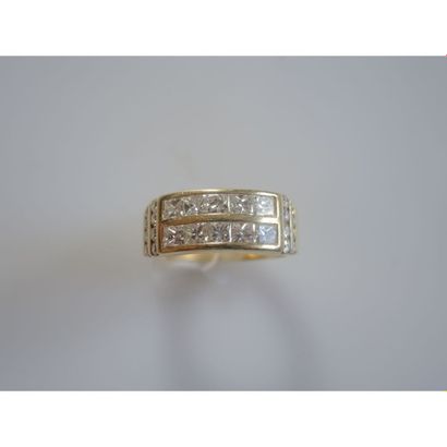 BAGUE jonc en or jaune ornée de 2 lignes...