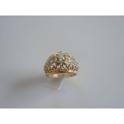 BAGUE dôme en or ciselé d’un diamant central...