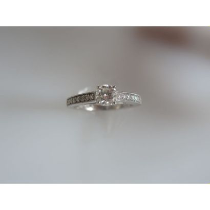 BAGUE en or blanc ornée d’un diamant taille...