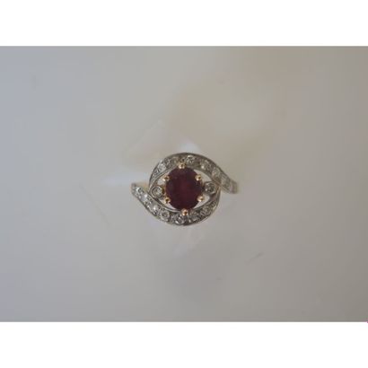 BAGUE en or ornée d’un rubis ovale entouré...
