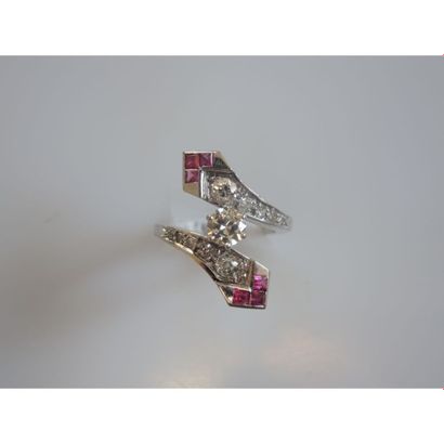 BAGUE croisée en or blanc ornée d’un diamant...