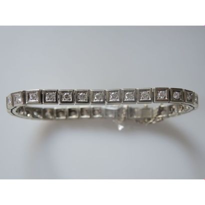 BRACELET ligne de 33 diamants en serti carré...
