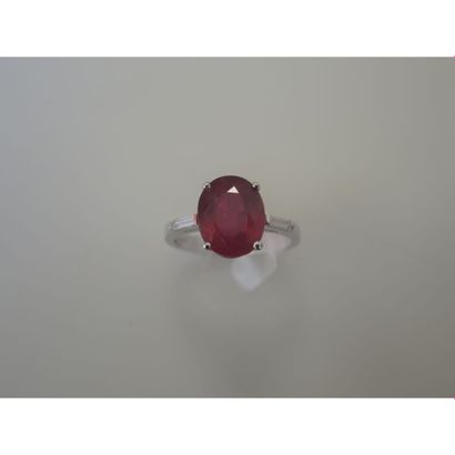 BAGUE en or blanc ornée d’un rubis ovale...