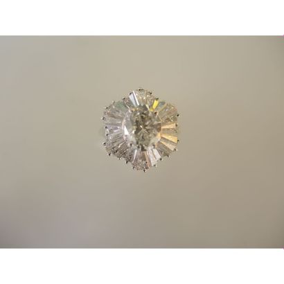 BAGUE en platine et or blanc ornée d’un diamant...