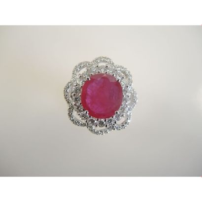 BAGUE en or blanc ornée d’un rubis ovale...