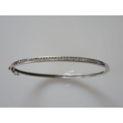 BRACELET rigide en or blanc 9 carats ouvrant...