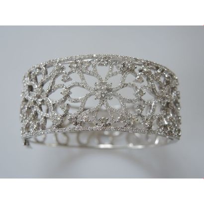 LARGE BRACELET en or blanc à motif floral...