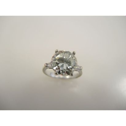 BAGUE en or blanc orné d’un diamant taille...