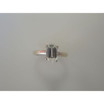 BAGUE SOLITAIRE en or blanc ornée d’un diamant...