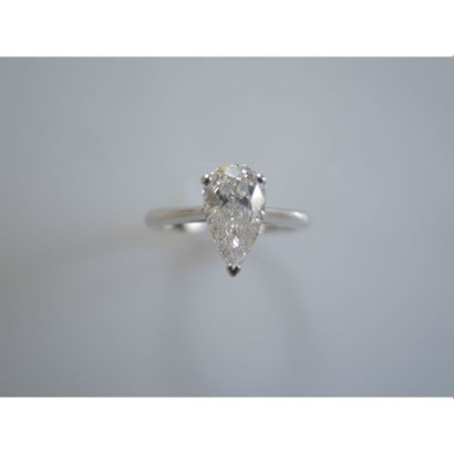 GRAFF. 
BAGUE SOLITAIRE en or blanc ornée...