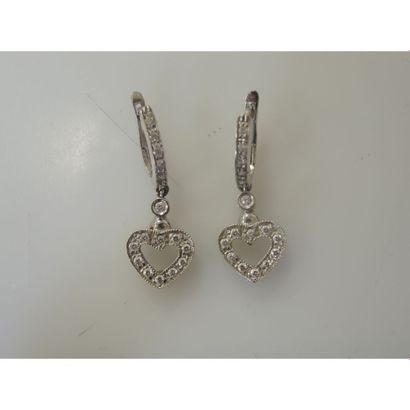 PAIRE DE BOUCLES D’OREILLES pendant en or...