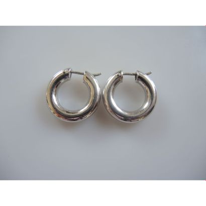 PAIRE DE BOUCLES D’OREILLES en or blanc....