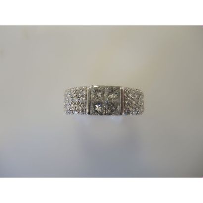 BAGUE jonc en or blanc ornée de 4 diamants...