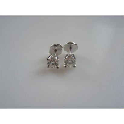 PAIRE DE CLOUS D’OREILLES en or blanc orné...