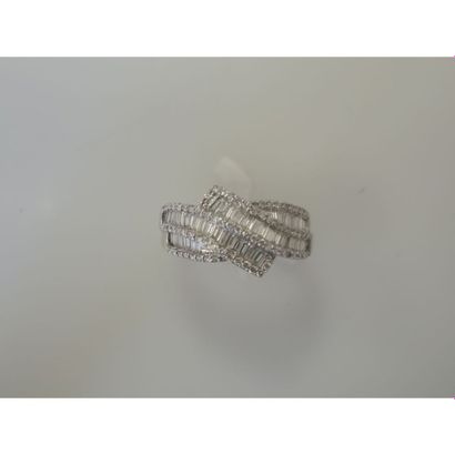 BAGUE en or blanc ornée d’une ligne croisée...