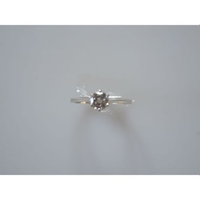 BAGUE SOLITAIRE en or blanc ornée d’un diamant...