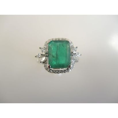 BAGUE en or blanc ornée d’une émeraude taille...