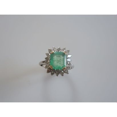 BAGUE en or blanc ornée d’une émeraude taille...