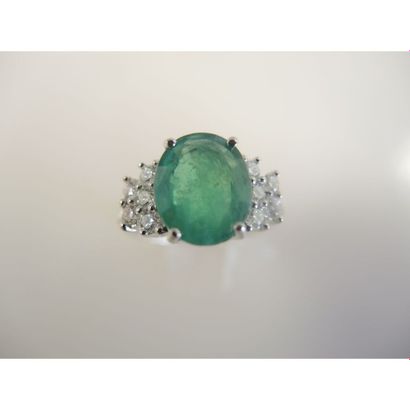 BAGUE en or blanc ornée d’une émeraude ovale...