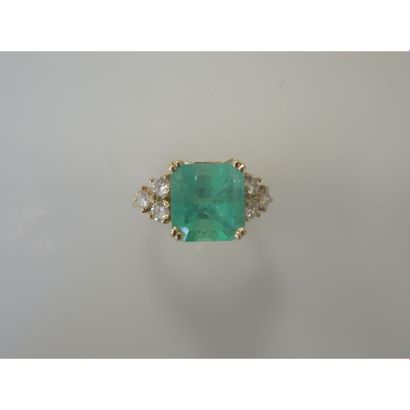 BAGUE en or ornée d’une émeraude carrée pour...