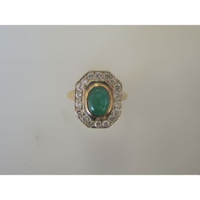 BAGUE en or octogonale ornée d’une émeraude...