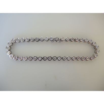 BRACELET en or blanc orné d’une ligne de...