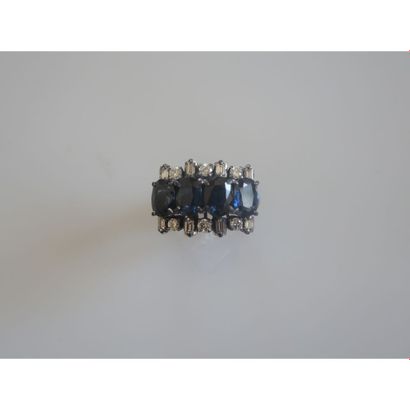 BAGUE en argent et or blanc ornée de 4 saphirs...