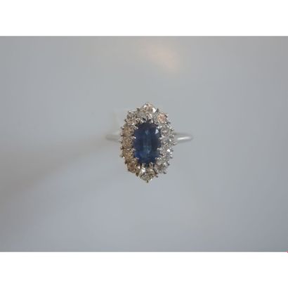 BAGUE MARQUISE en or blanc ornée d’un saphir...