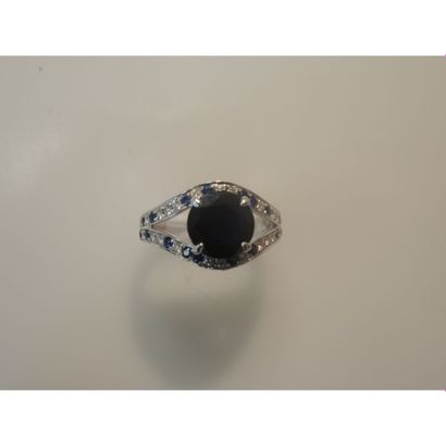 MAUBOUSSIN Paris. 
BAGUE en or blanc ornée...