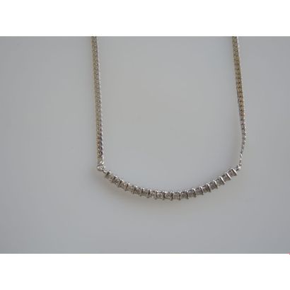 COLLIER en or blanc orné d’une ligne de 18...