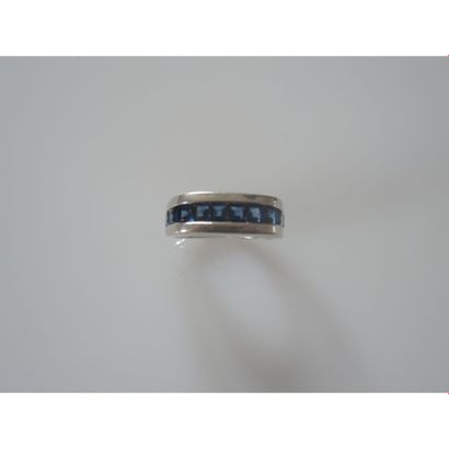 BAGUE en or blanc ornée d’une ligne de saphirs...