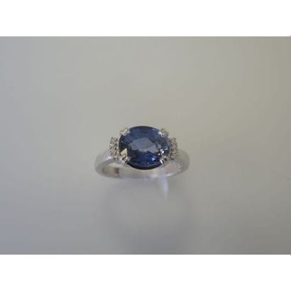 BAGUE en or blanc 14 cts ornée d’un saphir...