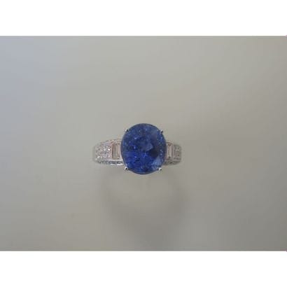 BAGUE en or blanc ornée d’un saphir de Ceylan...