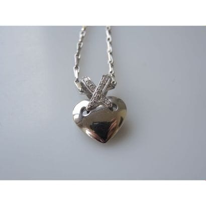 PENDENTIF cœur en or blanc surmonté d’un...
