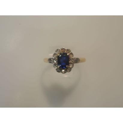 BAGUE en or jaune et platine ornée d’un saphir...