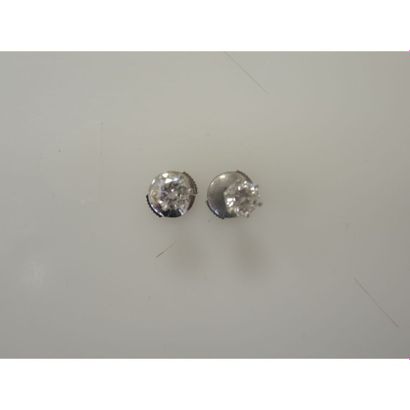 PAIRE DE CLOUS D’OREILLES en or blanc ornées...
