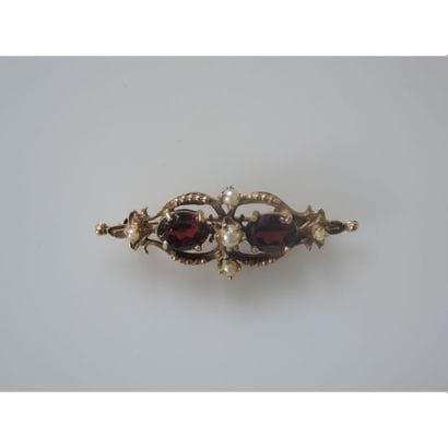 BROCHE en or 14 carats ornée de 2 grenats...