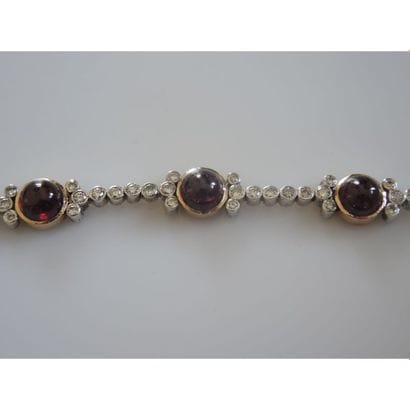 BRACELET en argent et or orné de 3 cabochons...