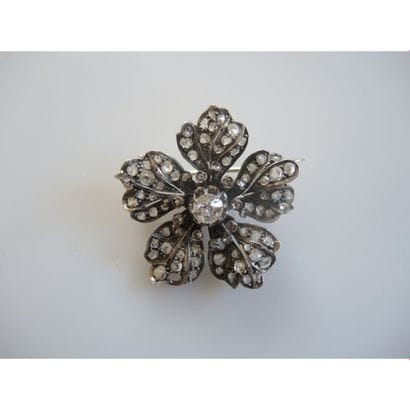 BROCHE en or et argent représentant une fleur...