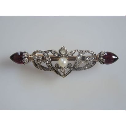 BROCHE en or et argent ornée de diamants...