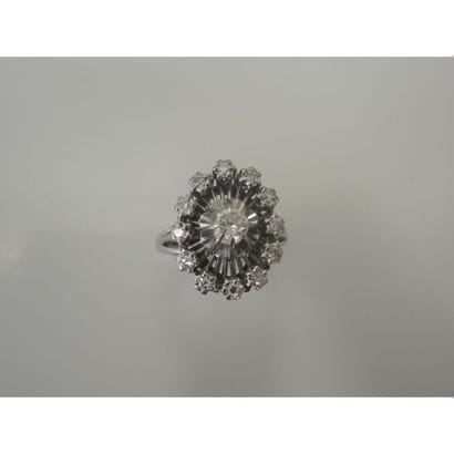 BAGUE ovale en or blanc ornée d’un diamant...
