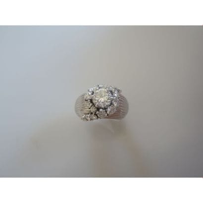 BAGUE jonc en platine striée ornée d’un diamant...