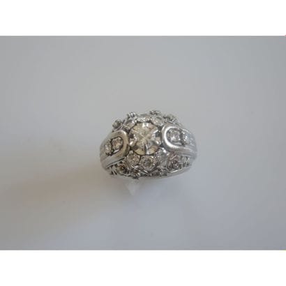 BAGUE dôme en platine ciselée ornée d’un...