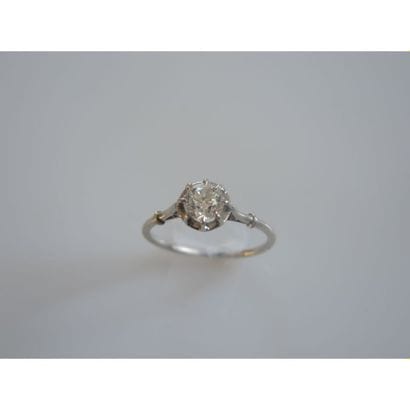 BAGUE SOLITAIRE en or blanc ornée d’un diamant...
